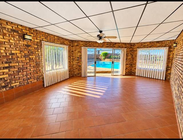 4 BEDROOM HOUSE FOR SALE IN KEMPTON PARK EXT 04